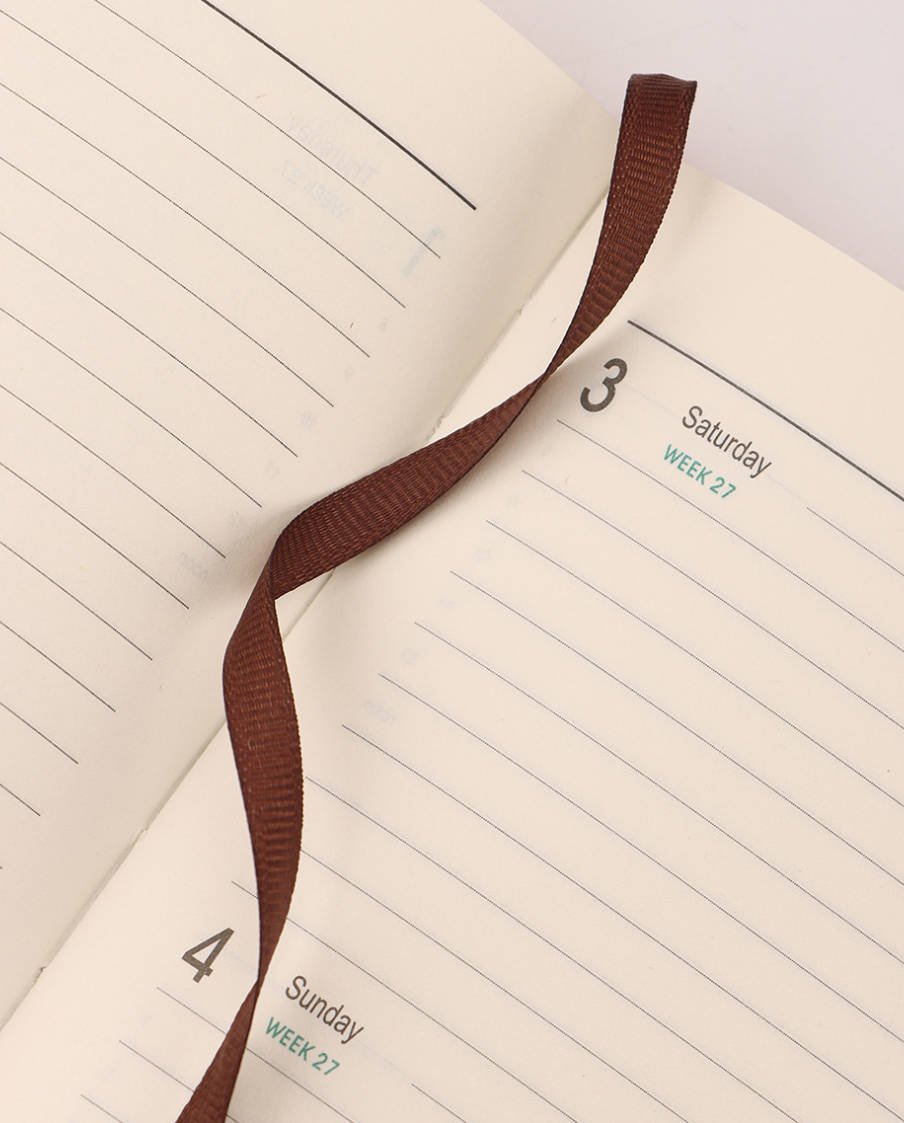 Minimalist Elastic Band 2027 Daily Planner with Gold Foil Lettering - Image 11